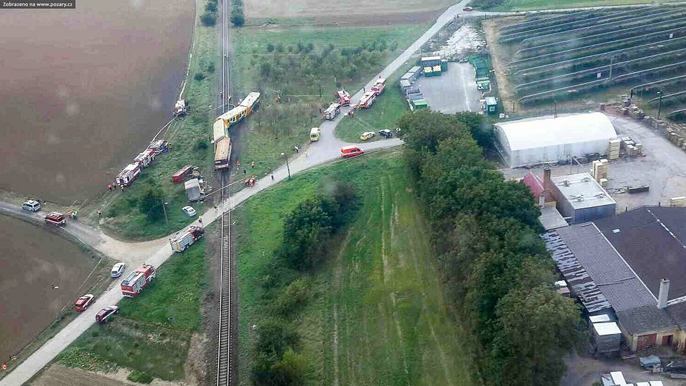 Při srážce vlaku s traktorem na přejezdu ve Vnorovech na Hodonínsku zahynul traktorista, devět lidí se zranilo. Vlak vykolejil a začal hořet.