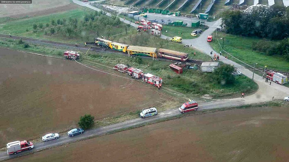 Při srážce vlaku s traktorem na přejezdu ve Vnorovech na Hodonínsku zahynul traktorista, devět lidí se zranilo. Vlak vykolejil a začal hořet.