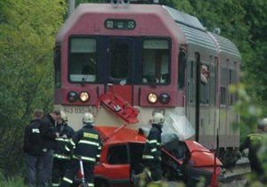 (ilustrační foto) Na železničním přejezdu v Nové Pace se srazil vlak s autem: Dva lidé byli zranění