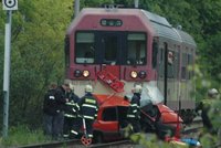 Na přejezdu v Nové Pace se srazil vlak s autem: Dva lidé se zranili