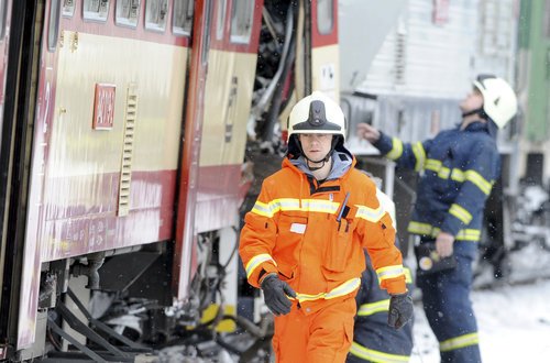 Záchranáři osvobozují cestující z nabouraných vlaků.
