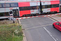 Mladíci v Milovicích se vezli na vlaku: Kluci riskovali život!