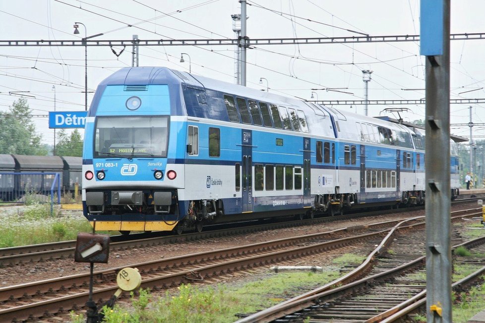Ve Lhotce u Mělníku vykolejil osobní vlak