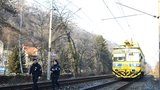 Vada na trakčním vedení komplikovala železniční dopravu v Praze. Oprava nastala po 7 hodinách