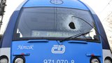 Strojvedoucí v šoku! Kus trakčního vedení u Chuchle prorazil čelní sklo vlaku