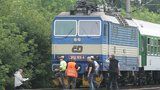Vlak v Hostivaři usmrtil člověka. Provoz na trati dvě hodiny stál