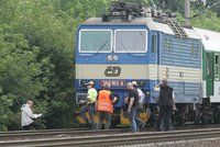 Vlak v Uničově narazil do stojící soupravy: Při nehodě se zranili dva lidé