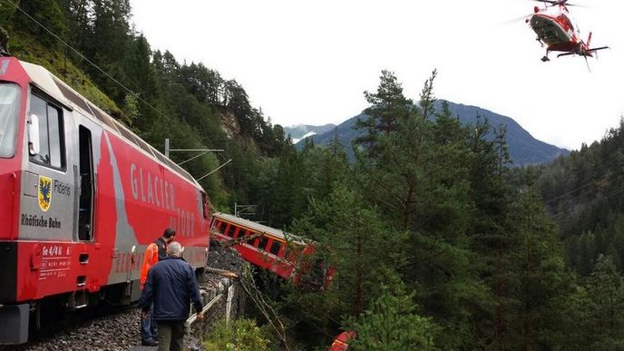 Ve Švýcarsku vykolejil vlak, kvůli sesuvu půdy.