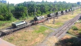 Ruským městem Taganrog, které je asi 60 kilometrů od ukrajinské hranice, projíždí vlak naložený vojenskou technikou.