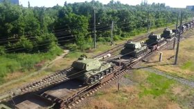 Tanky míří na Ukrajinu, zřejmě na pomoc proruským separatistům.