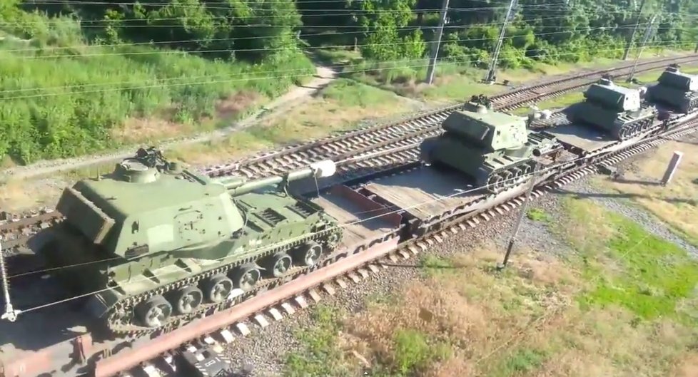 Ruským městem Taganrog, které je asi 60 kilometrů od ukrajinské hranice, projíždí vlak naložený vojenskou technikou.