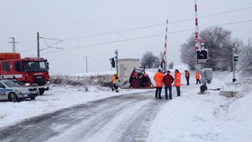 Na Strakonicku se srazil vlak s traktorem, provoz je zastaven