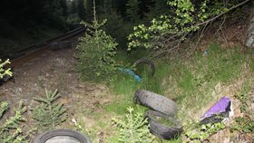 Někdo na Českolipsku pustil ze svahu 19 pneumatik. Tři dopadly na trať.