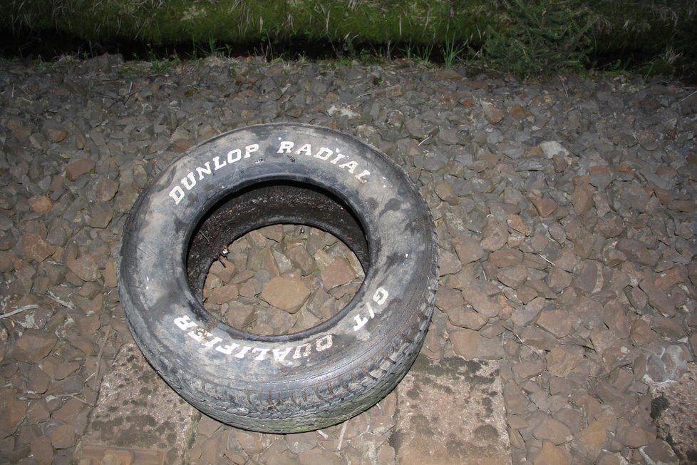 Někdo na Českolipsku pustil ze svahu 19 pneumatik. Tři dopadly na trať.