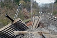 Na Karlovarsku došlo k sesuvu trati do obří jámy: Vlaky zastavili včas!