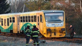 Na Příbramsku stála vlaková trať. Na kolejích leželo několik betonových pražců (24. 3. 2020)