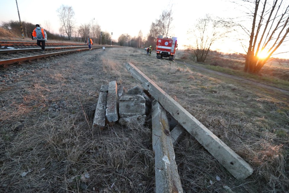 Na Příbramsku stála vlaková trať. Na kolejích leželo několik betonových pražců.