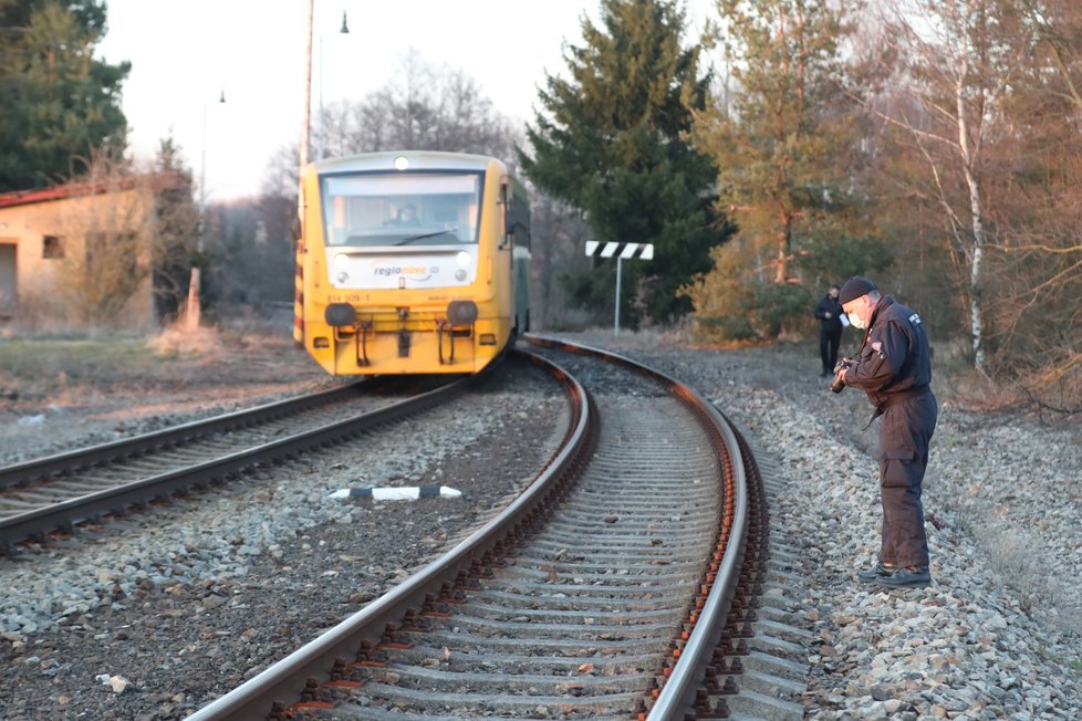 Na Příbramsku stála vlaková trať. Na kolejích leželo několik betonových pražců.