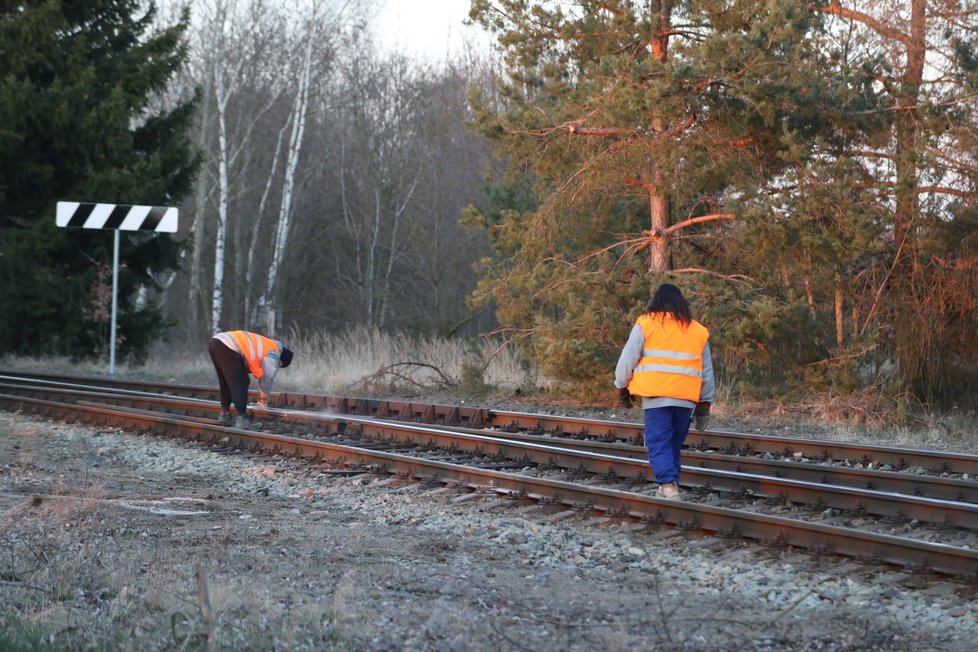 Na Příbramsku stála vlaková trať. Na kolejích leželo několik betonových pražců (24. 3. 2020)