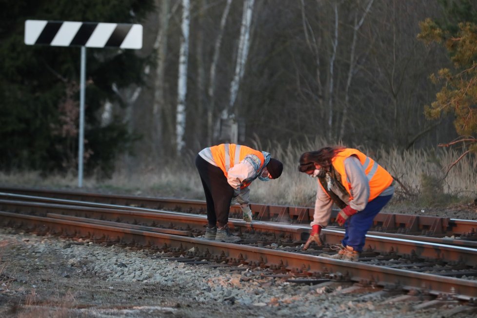 Na Příbramsku stála vlaková trať. Na kolejích leželo několik betonových pražců (24. 3. 2020)