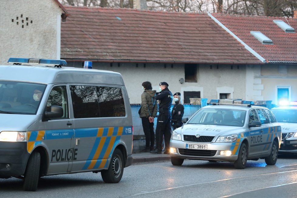 Na Příbramsku stála vlaková trať. Na kolejích leželo několik betonových pražců.