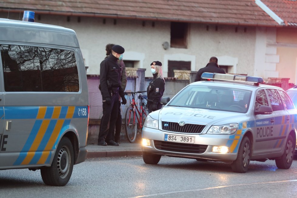 Na Příbramsku stála vlaková trať. Na kolejích leželo několik betonových pražců.