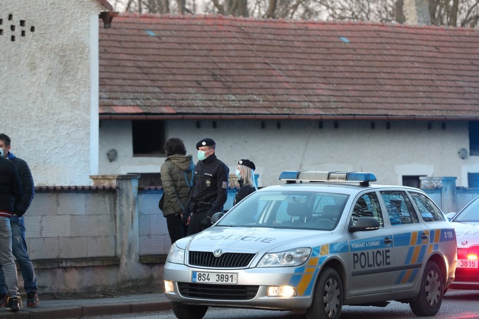 Na Příbramsku stála vlaková trať. Na kolejích leželo několik betonových pražců, policie dopadla pachatele (24. 3. 2020)