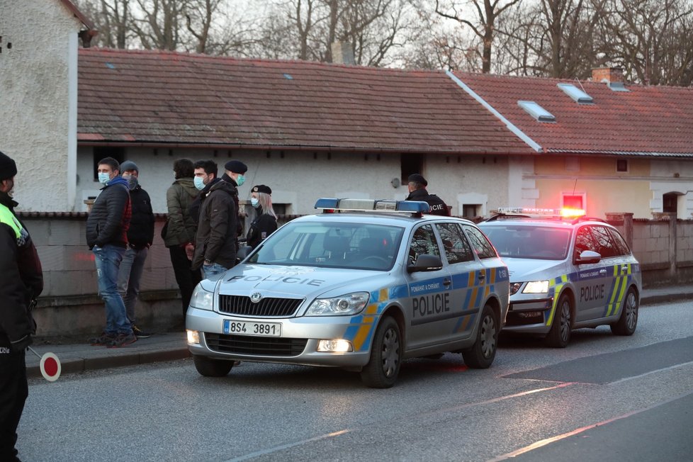 Na Příbramsku stála vlaková trať. Na kolejích leželo několik betonových pražců, policie dopadla pachatele (24. 3. 2020)
