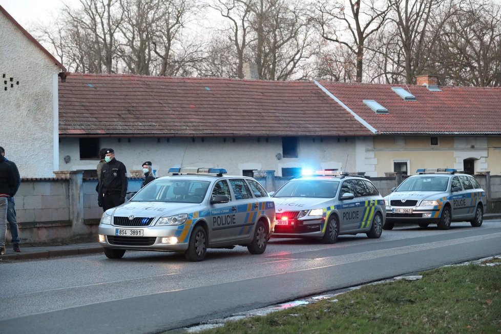 Na Příbramsku stála vlaková trať. Na kolejích leželo několik betonových pražců.