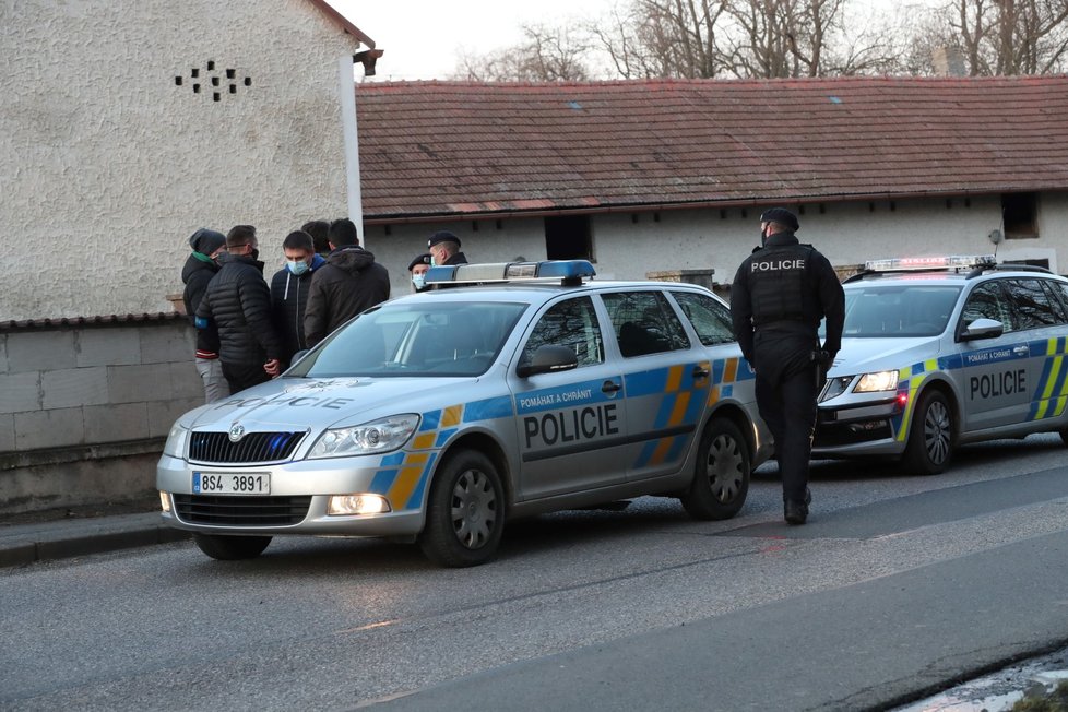 Na Příbramsku stála vlaková trať. Na kolejích leželo několik betonových pražců, policie dopadla pachatele (24. 3. 2020)