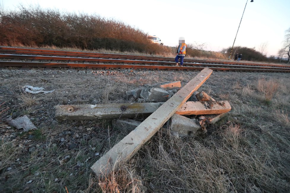 Na Příbramsku stála vlaková trať. Na kolejích leželo několik betonových pražců. 