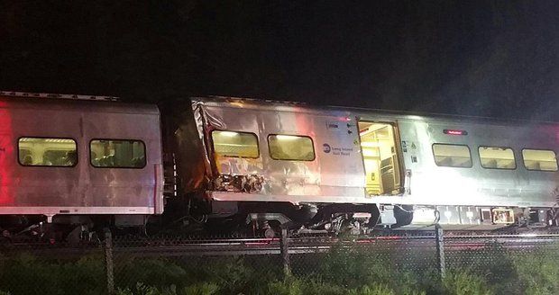 Poblíž Manhattanu vykolejil vlak. Na místě je 33 zraněných