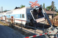 U Liberce se srazil vlak s náklaďákem, železnice stojí