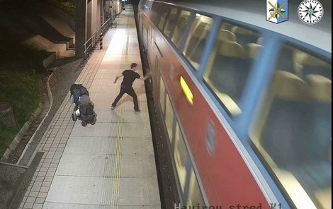 Muž mlátí kladívkem do železničního vagonu.