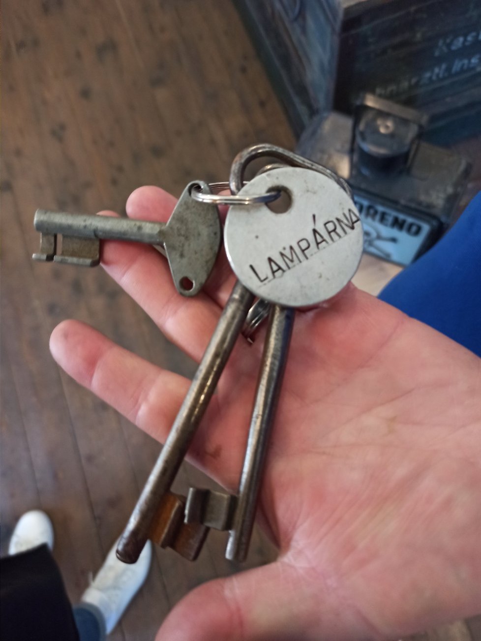 Klíče od lampárny jsou k vidění ve vimperském železničním minimuzeu.