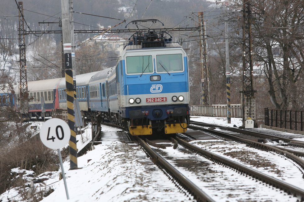 Podpora byla schválena zatím jen pro úseky Velim - Poříčany a Dětmarovice - Petrovice u Karviné - státní hranice s Polskem, jejichž příprava je podle ministerstva nejdále. Podpora dalších úseků bude podle úřadu záviset na podmínkách grantu.