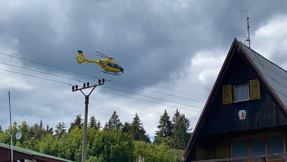 Záchranný vrtulník u obce Pernink, kde se srazily dva vlaky.