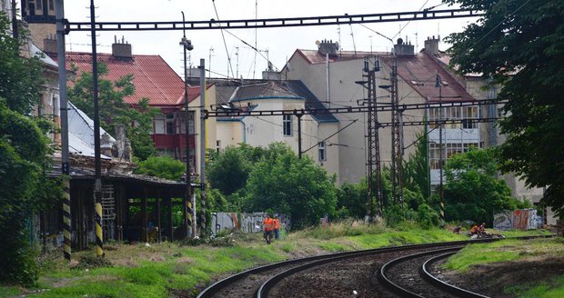 Krádež kabelů omezila provoz na pražské železnici.