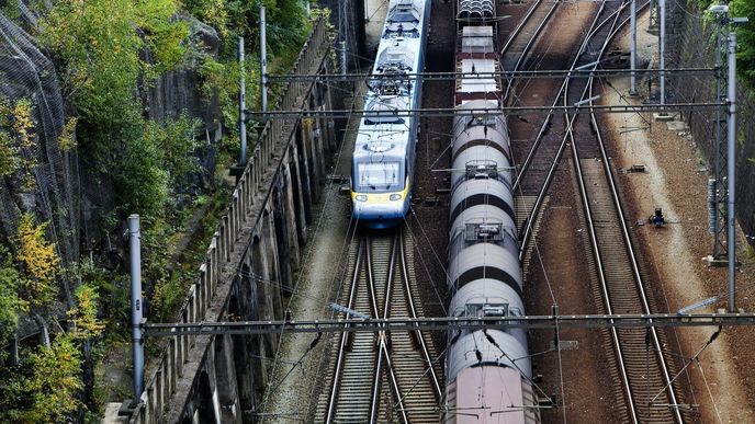 Na železnici dostávají prioritu osobní vlaky. Ty nákladní často kvůli tomu nabírají zpoždění, což je činí pro firmy méně atraktivními.