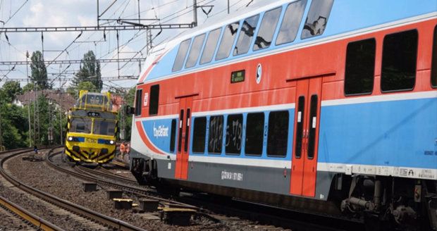 To bylo o fous! Vlaky vjely u Českého Brodu na stejnou kolej, k neštěstí chybělo pár metrů