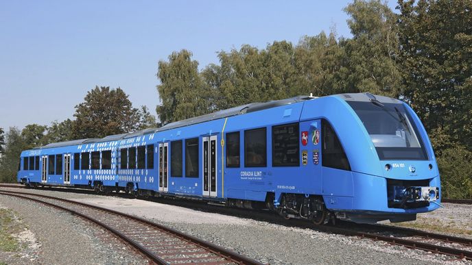 Tohle je vlak na vodík. Alstom Coradia iLint pohání elektromotory, elektřinu si ale vyrábí sám z palivových článků.