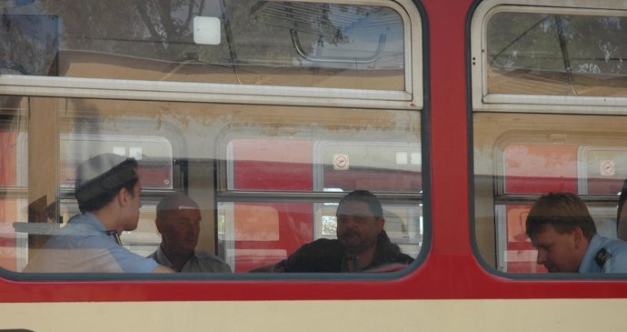 Policisté zapisují výpověď strojvedoucího, který v době srážky ve Vráži u Písku řídil motorový vlak.