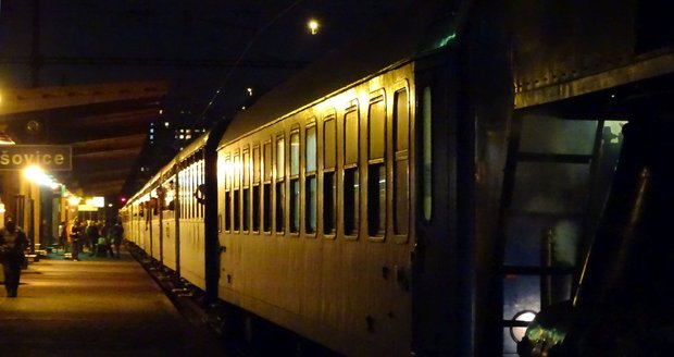 Vlak srazil muže nedaleko stanice Vršovice.