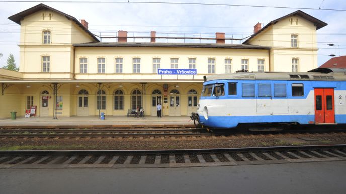 Porucha trakčního vedení ve Vršovicích zastavila stovky vlaků (ilustrační snímek)