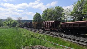 Na trati Louny-Rakovník u Hřivic na Lounsku vykolejil vlak a vážně poškodil trať