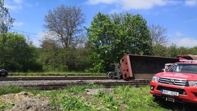 Na trati Louny-Rakovník u Hřivic na Lounsku vykolejil vlak a vážně poškodil trať