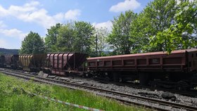 Na trati Louny-Rakovník u Hřivic na Lounsku vykolejil vlak a vážně poškodil trať