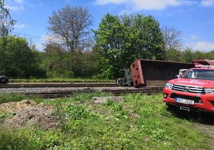 Na trati Louny-Rakovník u Hřivic na Lounsku vykolejil vlak a vážně poškodil trať