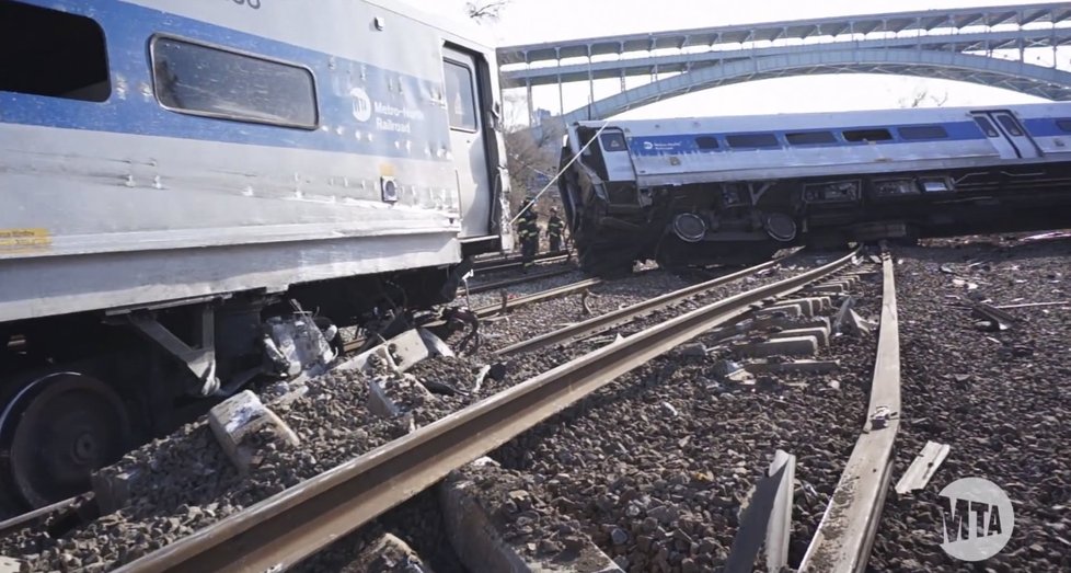 Při nedělním vykolejení vlaku v New Yorku bylo zraněno 60 lidí.