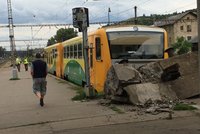 Neštěstí v Praze: Na Smíchovském nádraží vykolejil vlak! Viníkem je strojvedoucí